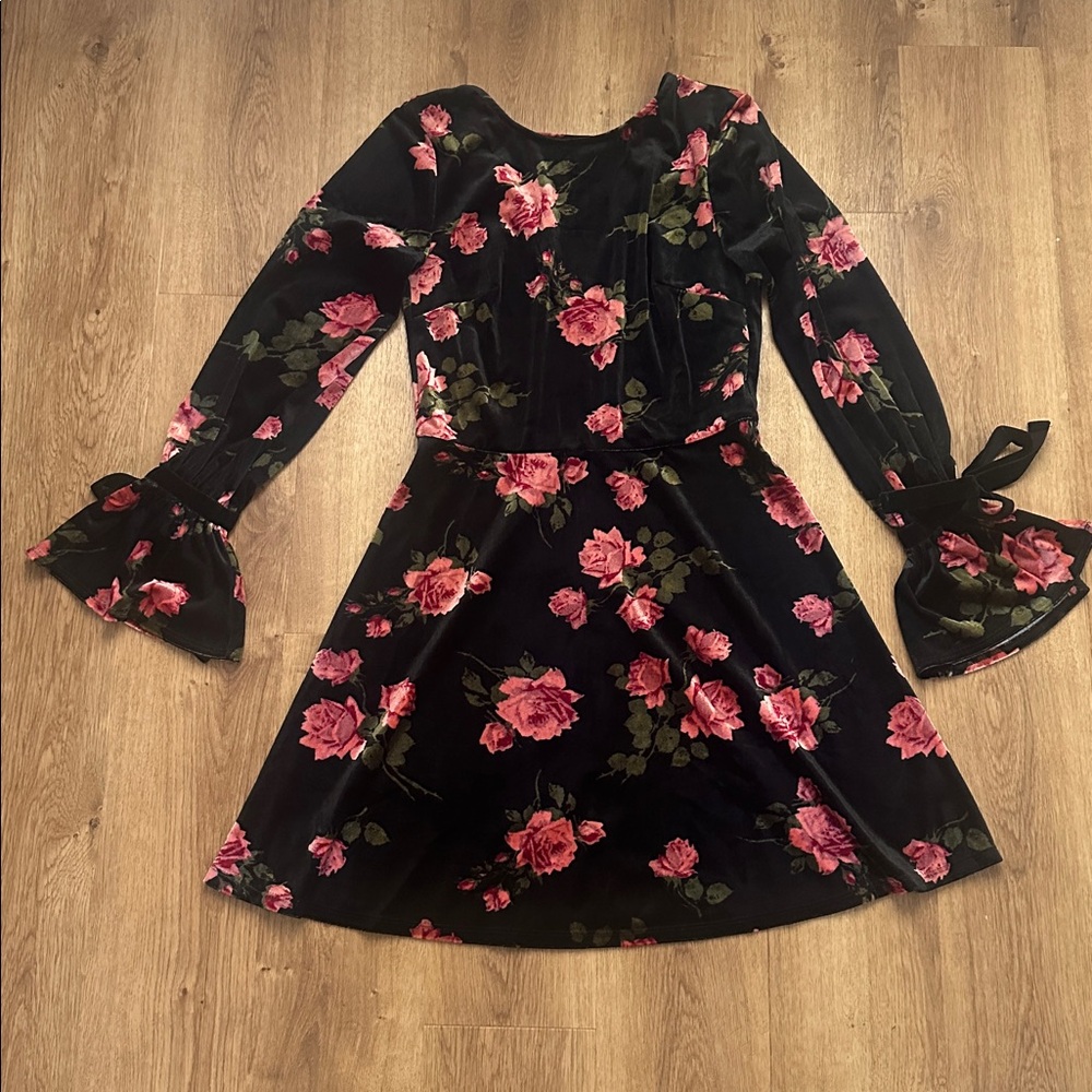 Xhileration Black Velvet Rose Pattern A Line Dress With‎ Bell Sleeves